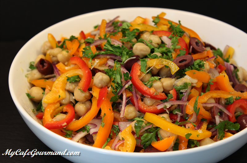 Chickpea salad with bell pepper